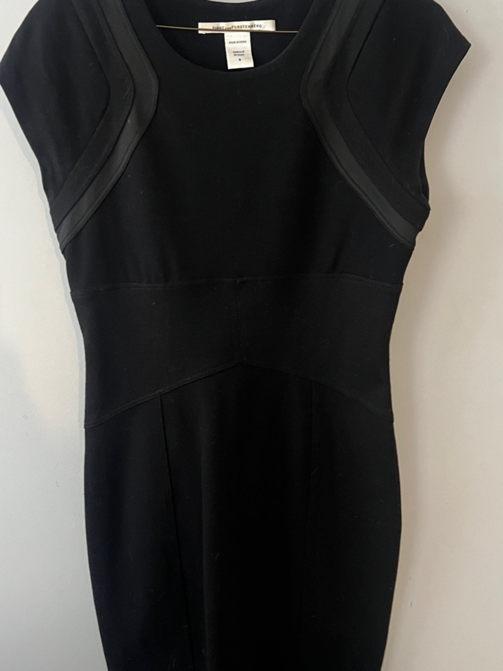 Diane Von Furstenberg Black Cap-Sleeve Fitted Midi Dress